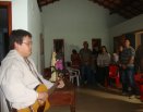 Comunidade Mãe Rainha visita casa de vizinhos proximos.