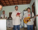 Comunidade Mãe Rainha visita casa de vizinhos proximos.