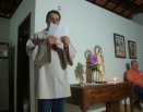Comunidade Mãe Rainha visita casa de vizinhos proximos.